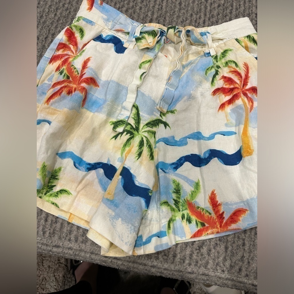 Women’s C & C California Hawaiian print linen shorts with tie